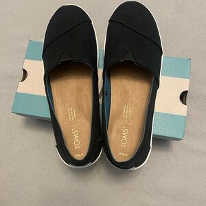 NWT black Tom’s